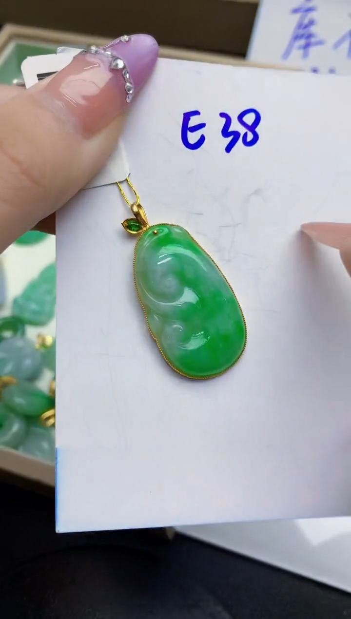 翡翠18K金镶嵌颈饰缅甸天然翡翠A货