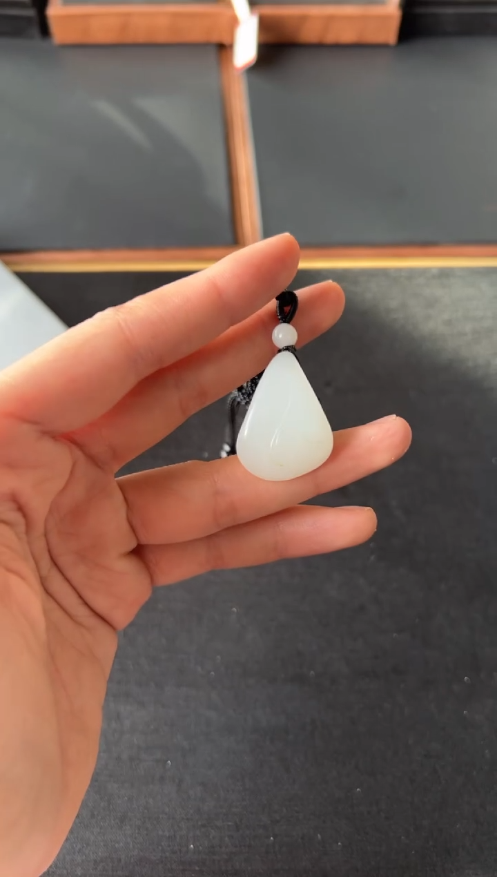 【闪购商品】和田玉吊坠(赠链)未镶嵌且末微色差米达