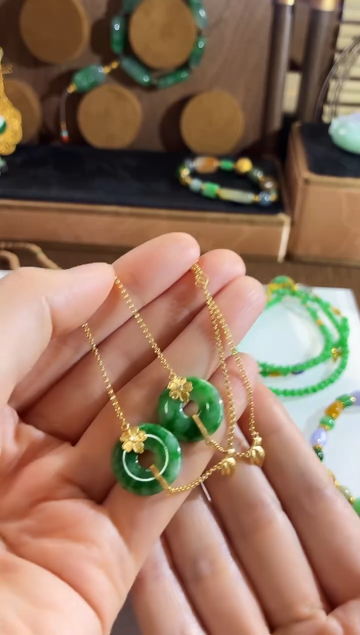 18K金镶嵌手链翡翠多样性发货 发其一