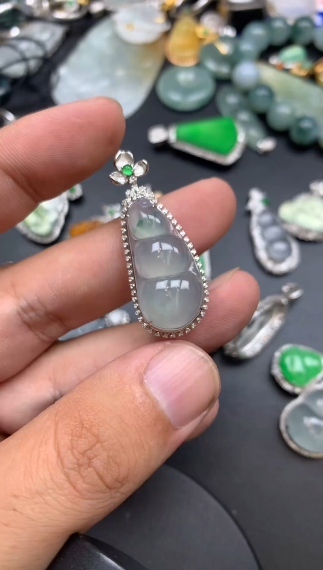 颈饰18K金镶嵌翡翠普****划黑丝商品不退不换