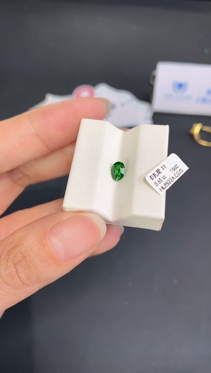 未镶嵌裸石石榴石（沙弗莱）0.65CT HL8522A CG/S
