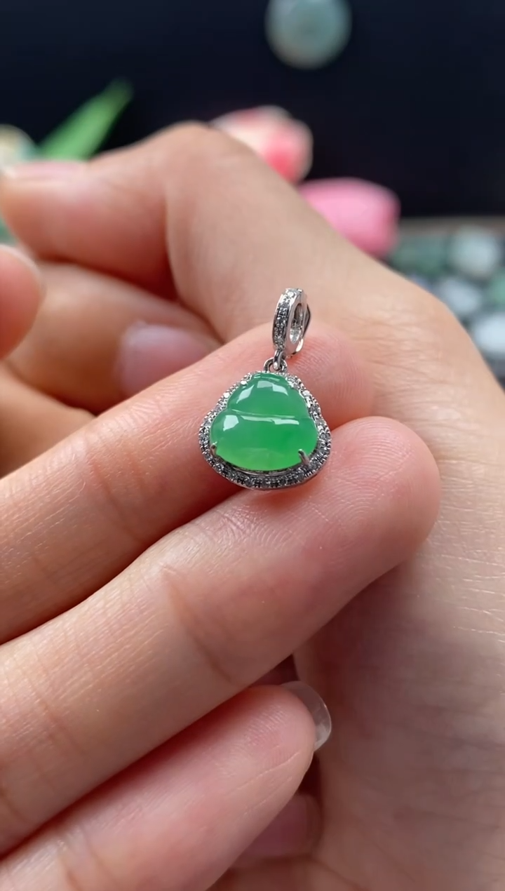 【闪购商品】翡翠颈饰18K金镶嵌翡翠绿葫芦