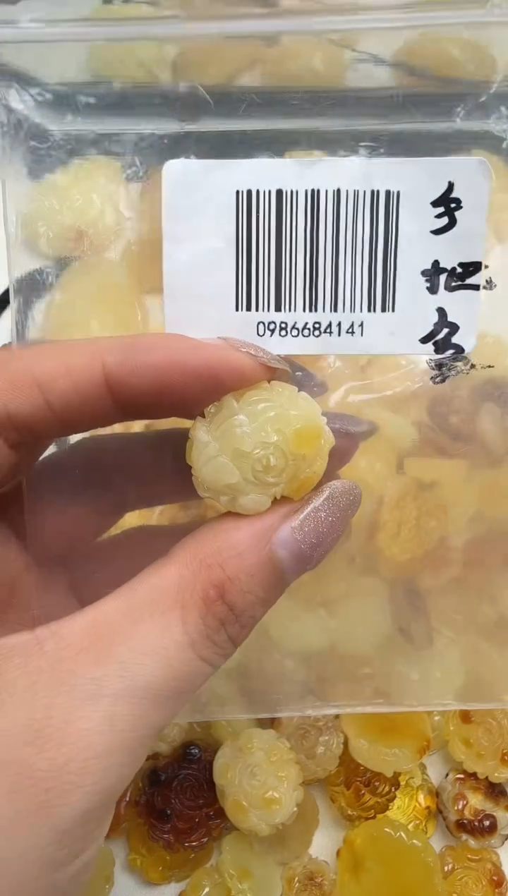 裸石琥珀未镶嵌如图