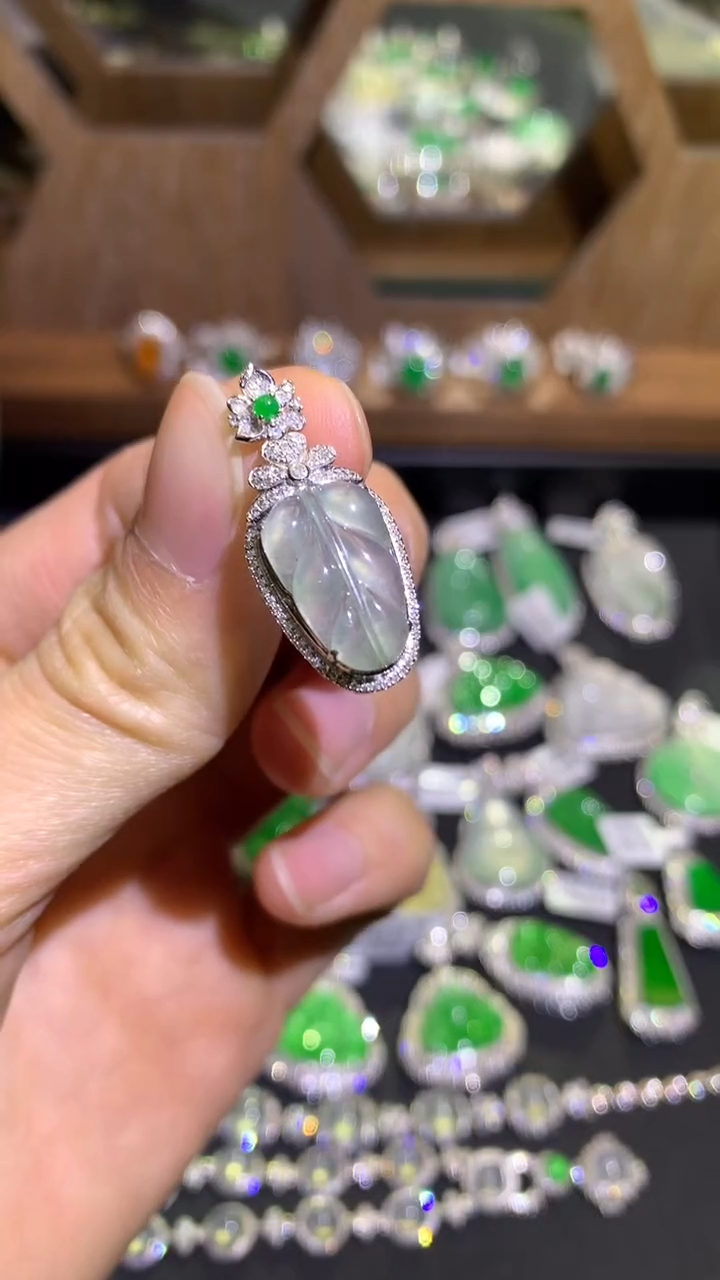 【闪购商品】翡翠颈饰18K金镶嵌吊坠