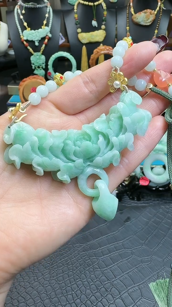【闪购商品】翡翠颈饰未镶嵌花牌弯弯