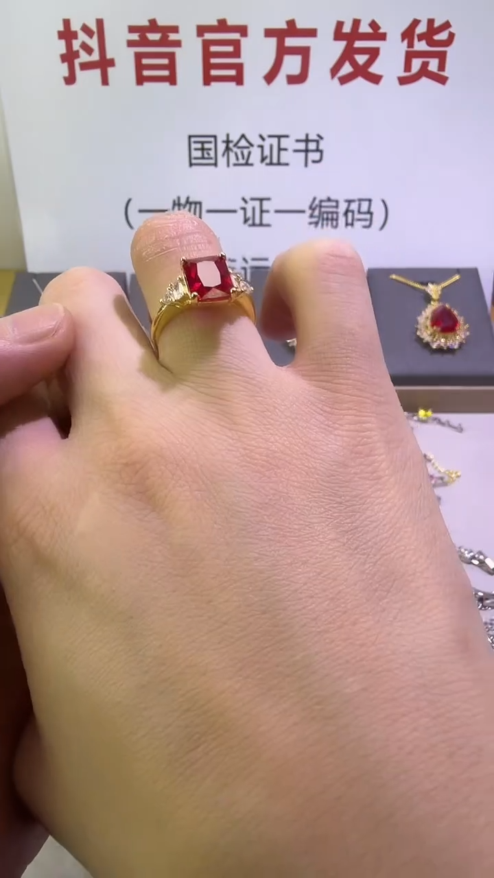 18K金镶嵌戒指红宝石532