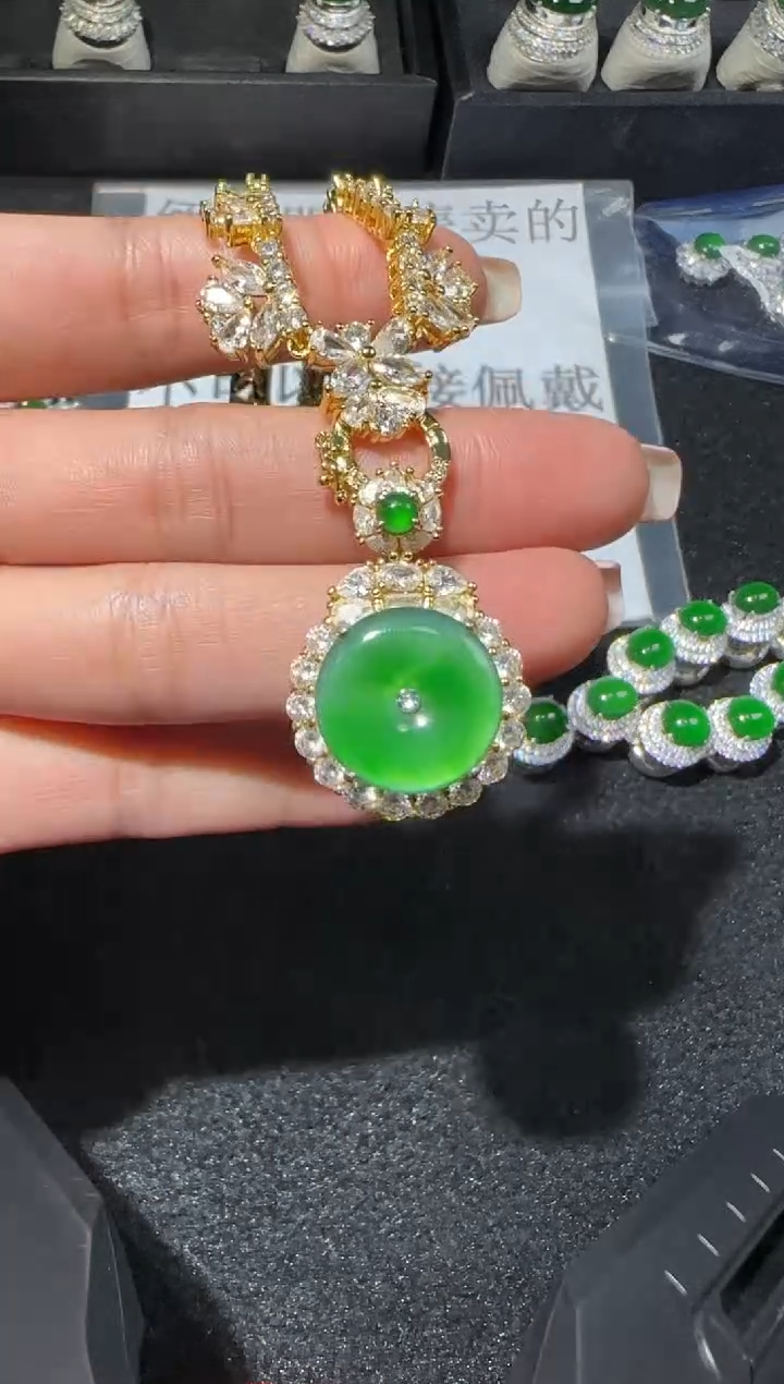 【闪购商品】翡翠吊坠(赠链)未镶嵌多样性发货拍一发一