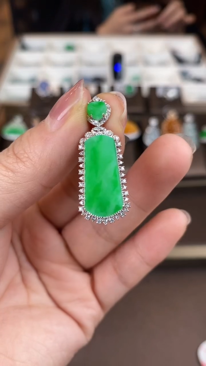 【闪购商品】翡翠吊坠(不含链)18K金镶嵌翡翠包镶无事牌