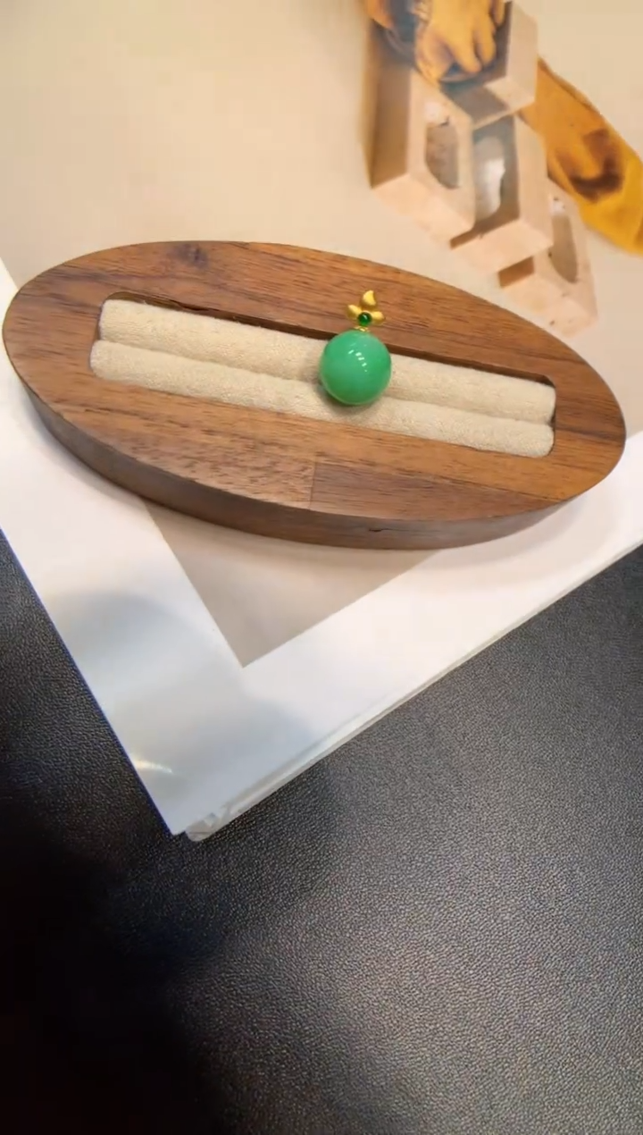 颈饰18K金镶嵌翡翠圆珠