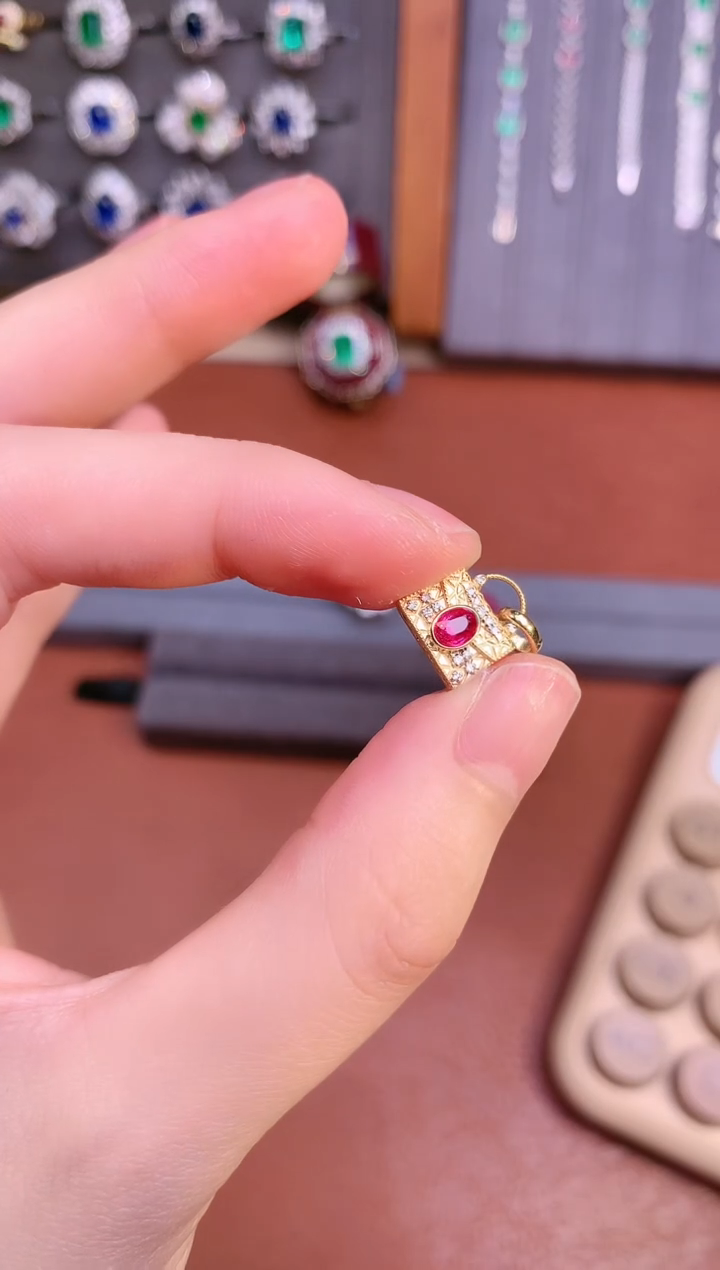 【闪购商品】红宝石吊坠(不含链)18K金镶嵌0.25CT