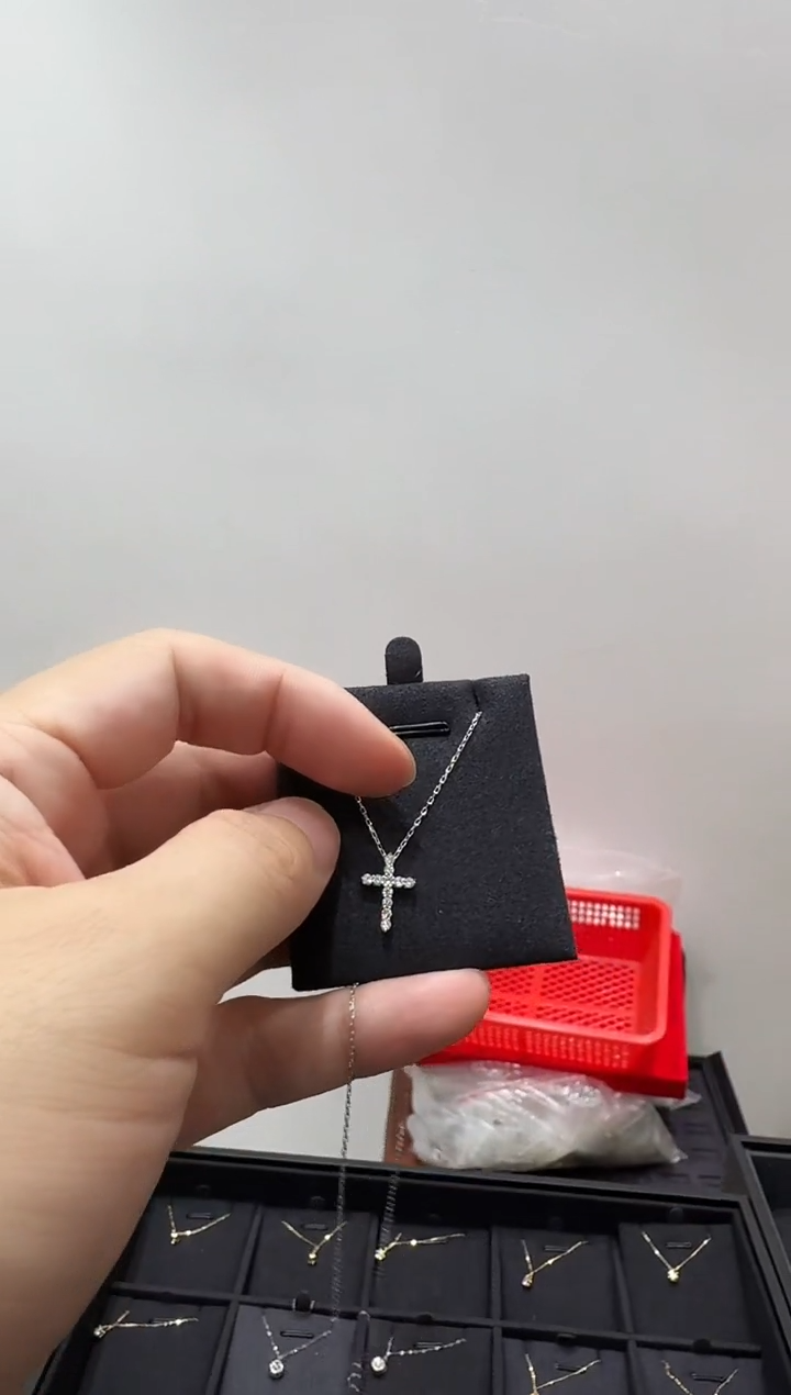 套链18K金镶嵌钻石35分十字架套链BG