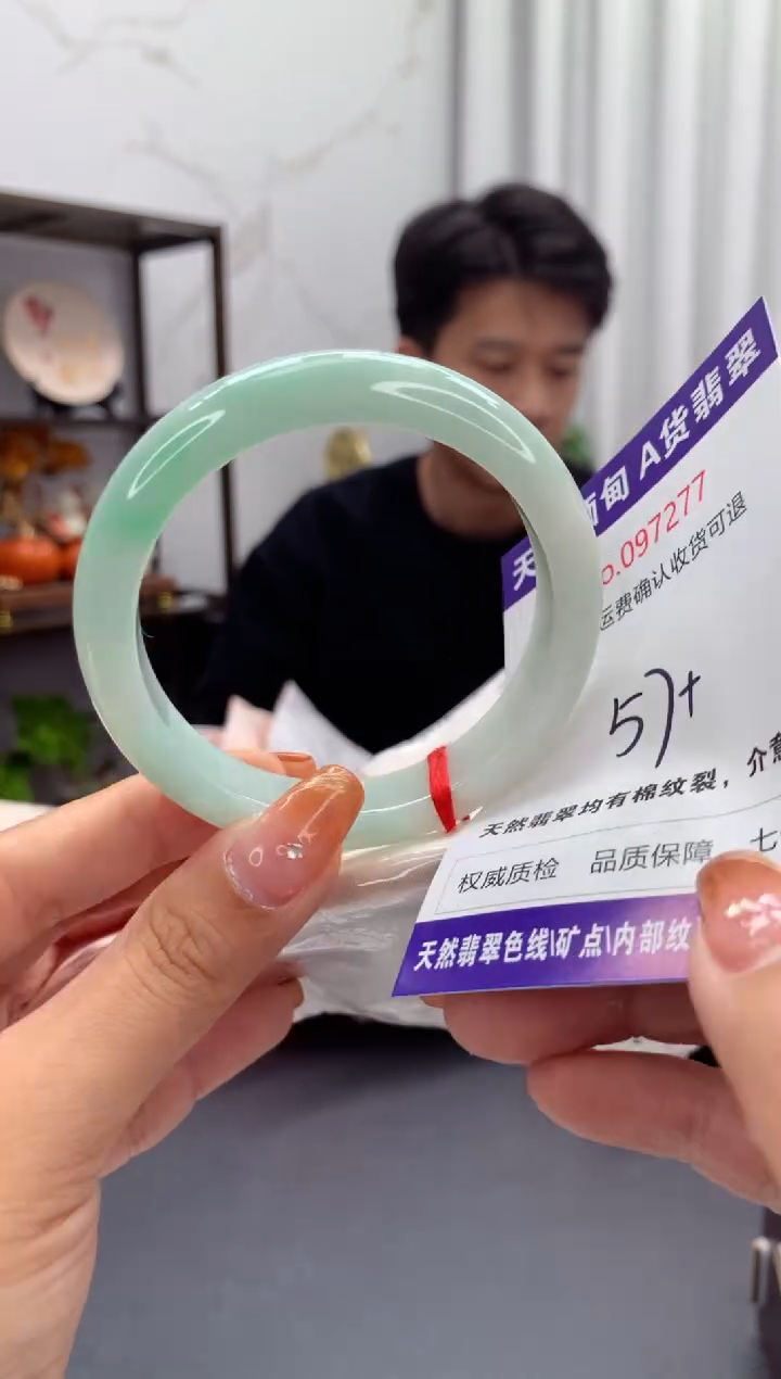未镶嵌手镯翡翠有纹，完美者勿拍