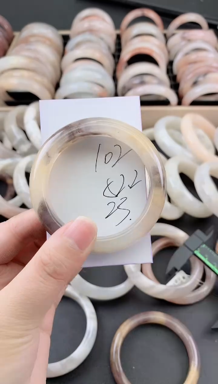 未镶嵌手镯石英质玉102