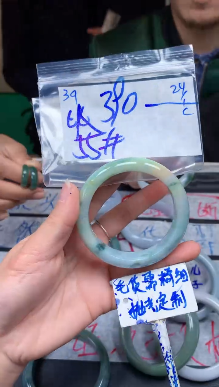 【闪购商品】定制翡翠未镶嵌39毛货需精细抛光手镯多样性拍一发一
