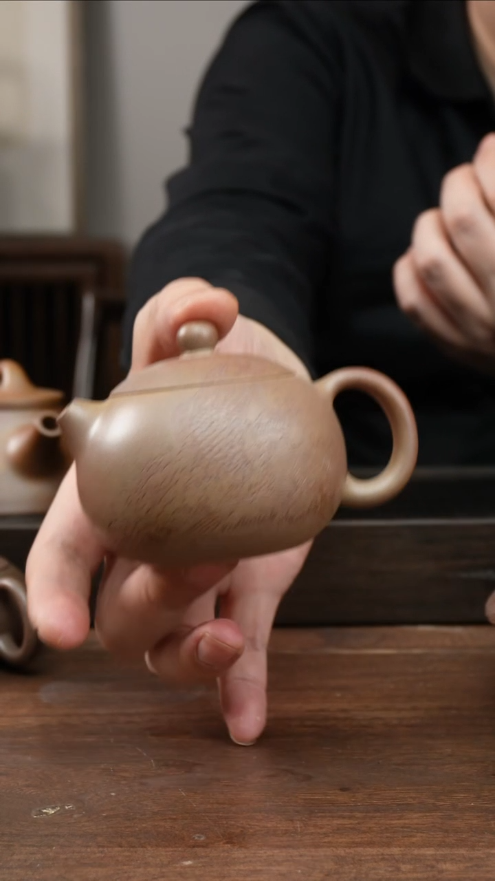 茶杯紫砂南**在黄金柴烧西施    刻绘鱼    260CC  