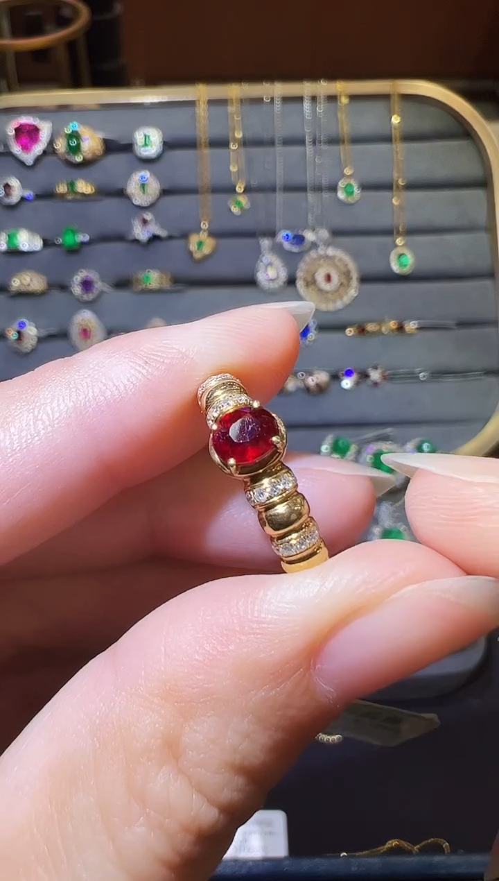 18K金镶嵌戒指红宝石静*0.5ct