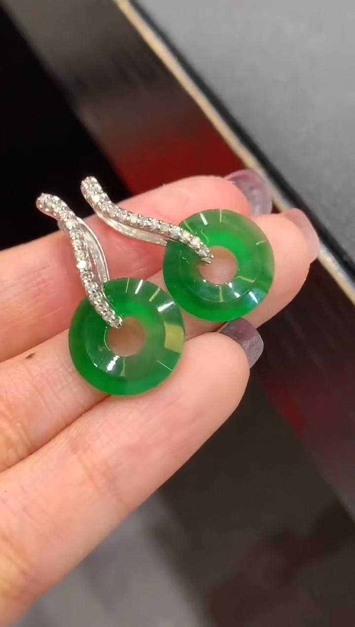 18K金镶嵌翡翠耳饰无鉴赏 多样性发其一