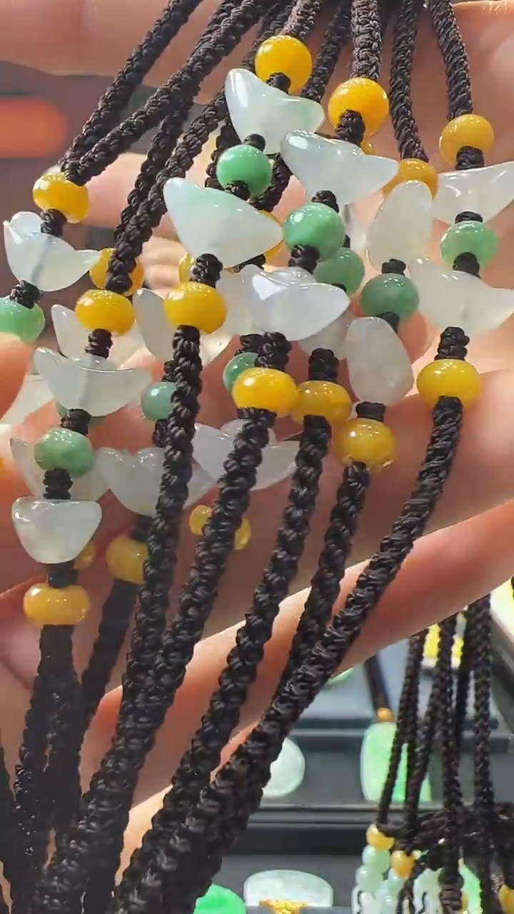 未镶嵌挂件翡翠元宝美背  （多样性发其一）