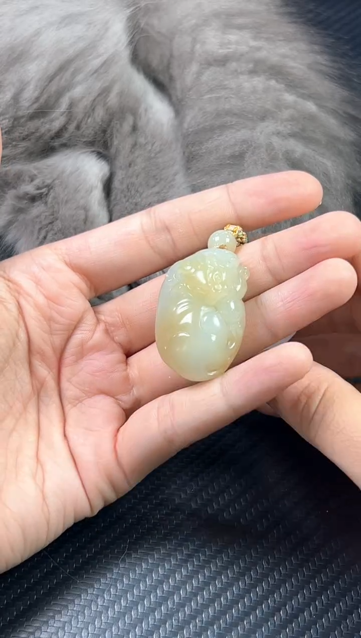 吊坠(赠链)未镶嵌和田玉且末微色差迪克兰一细