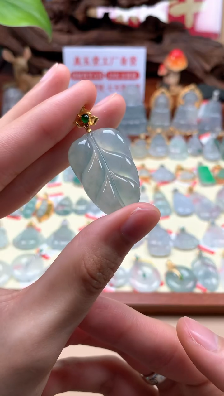 【闪购商品】翡翠18K金镶嵌颈饰叶子