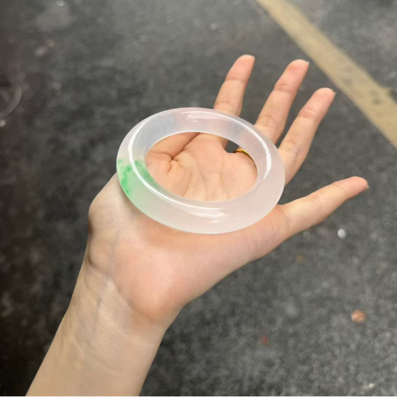 石英岩手镯 白加绿色 高冰时尚胖圆条 相似度99+ 