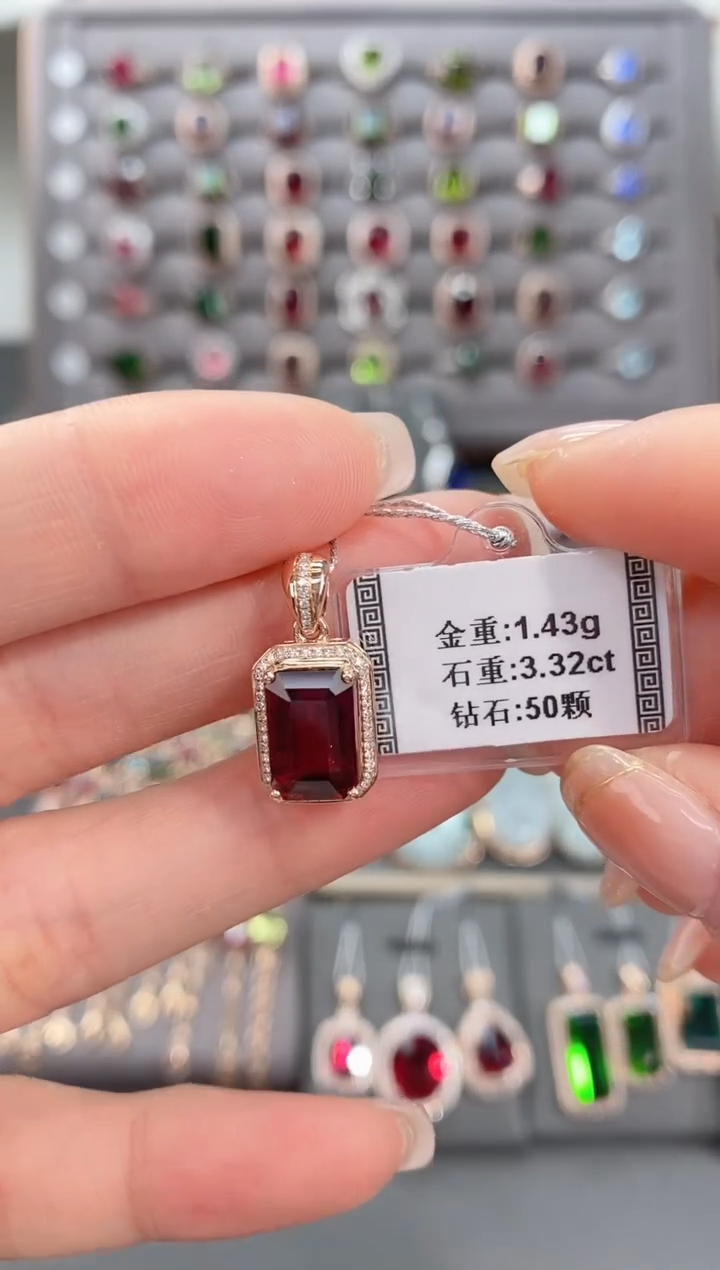 颈饰18K金镶嵌碧玺3.32    