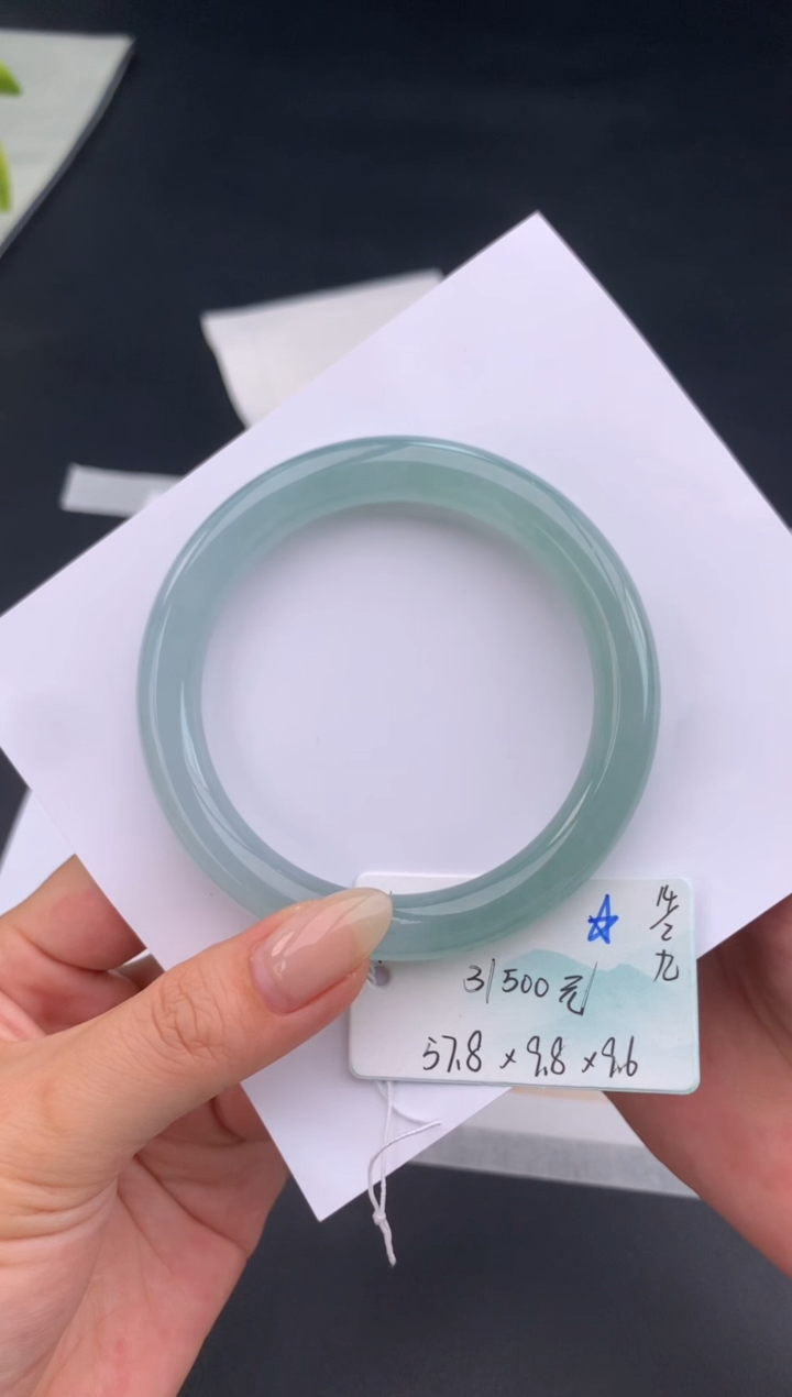 【闪购商品】翡翠手镯未镶嵌 #情人节#送礼，下单联系客服核对地址~