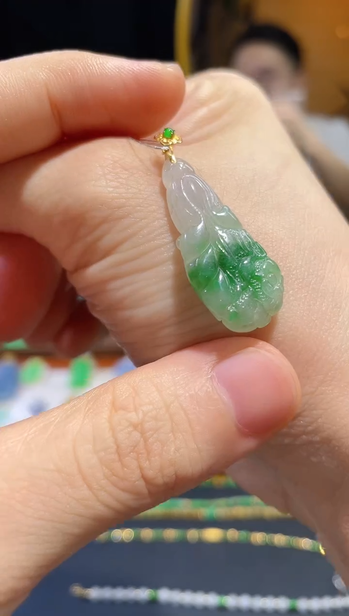颈饰18K金镶嵌翡翠白菜