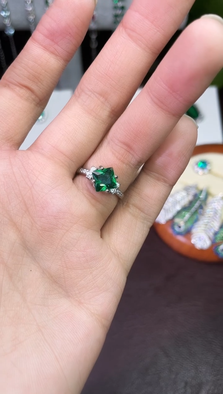 合金颈饰合成钻石绿宝戒指