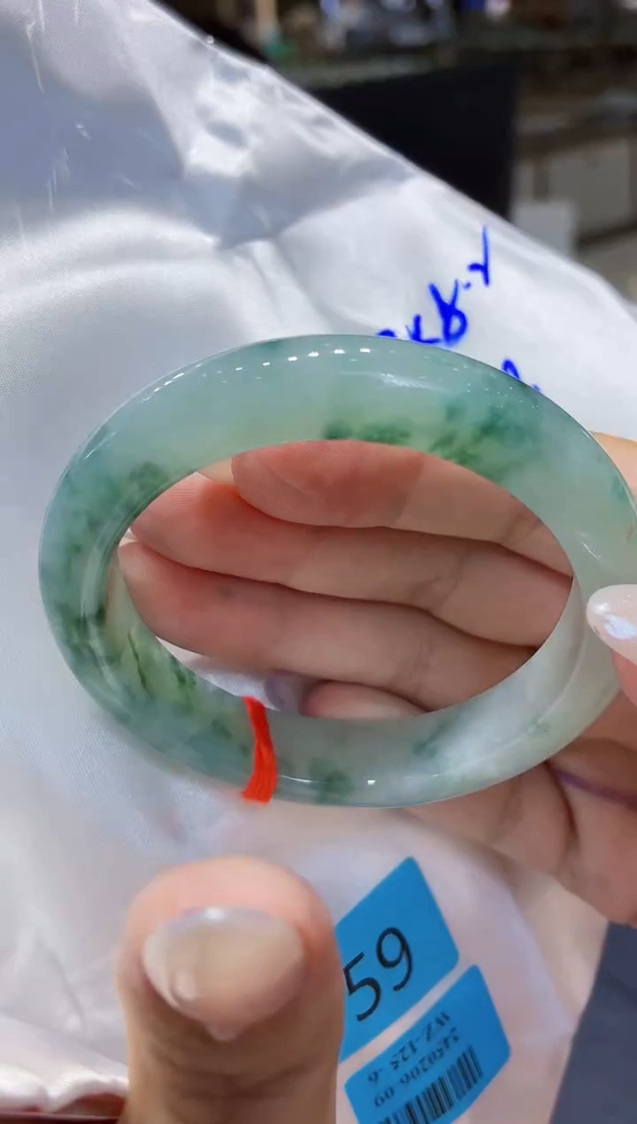 翡翠手镯未镶嵌翡翠手镯