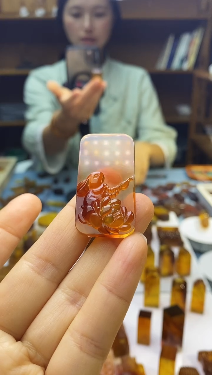 琥珀颈饰未镶嵌SN82-57（向佛兔）