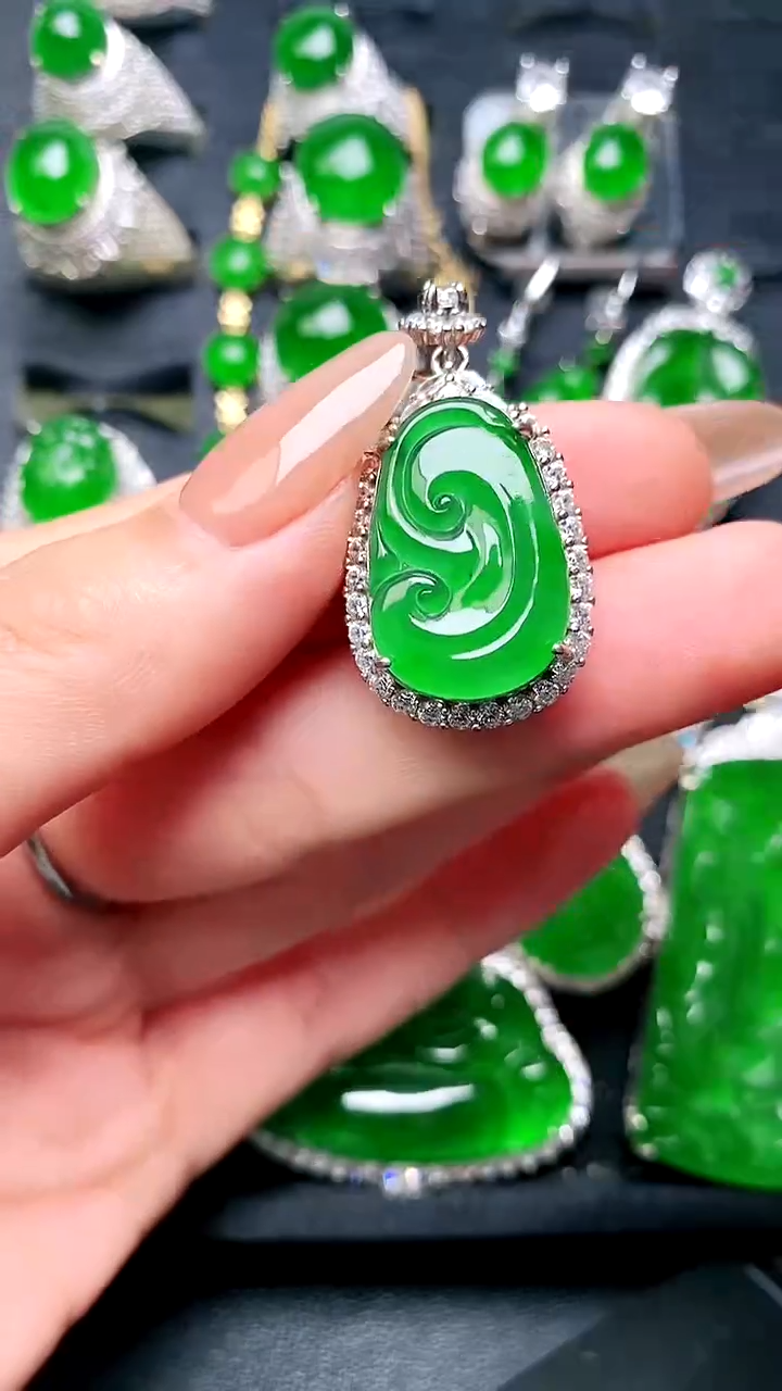 【闪购商品】翡翠吊坠(赠链)未镶嵌如意吊坠