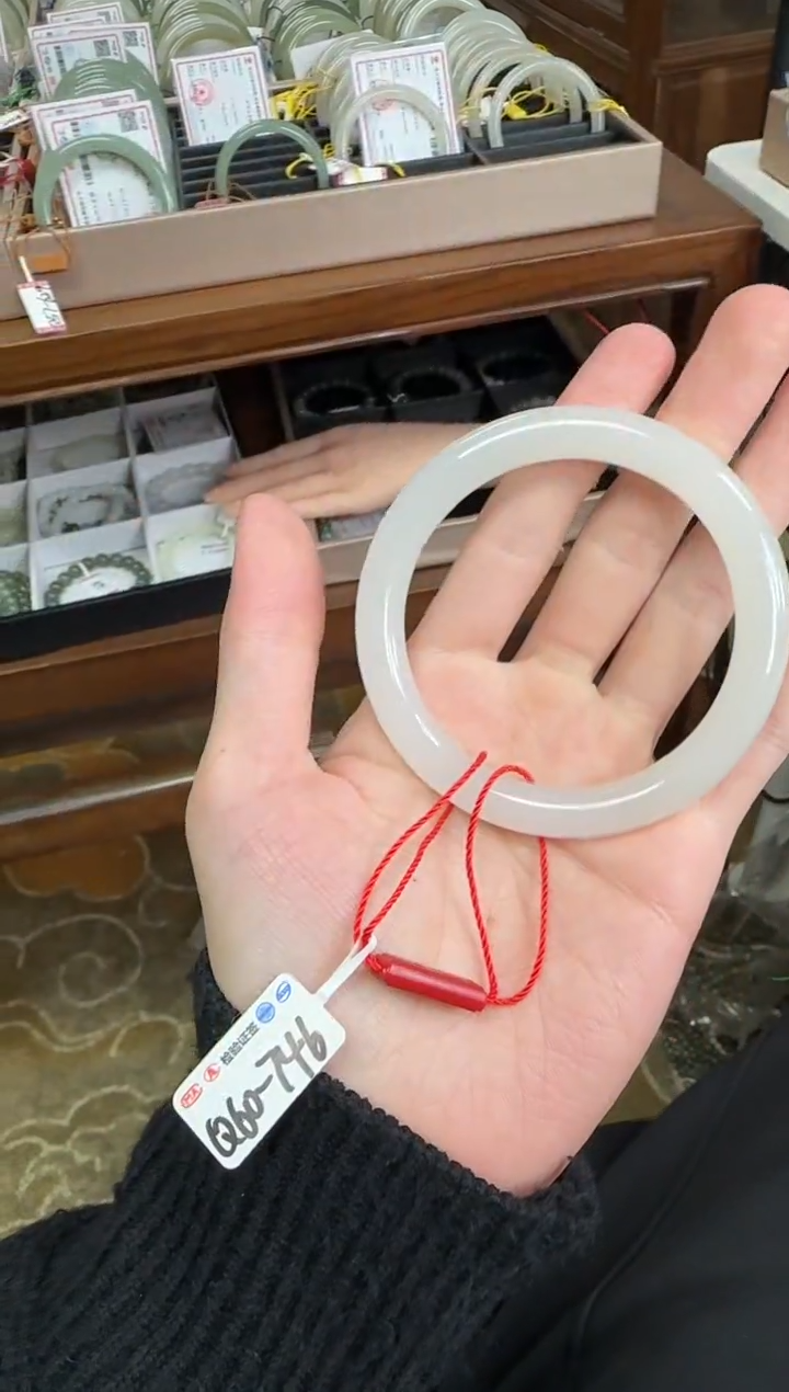 未镶嵌手镯和田玉流**人60