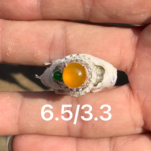 0204(小哪吒在源头)冰种翡翠正圆黄翡戒面干净肉细饱满荧光足M40