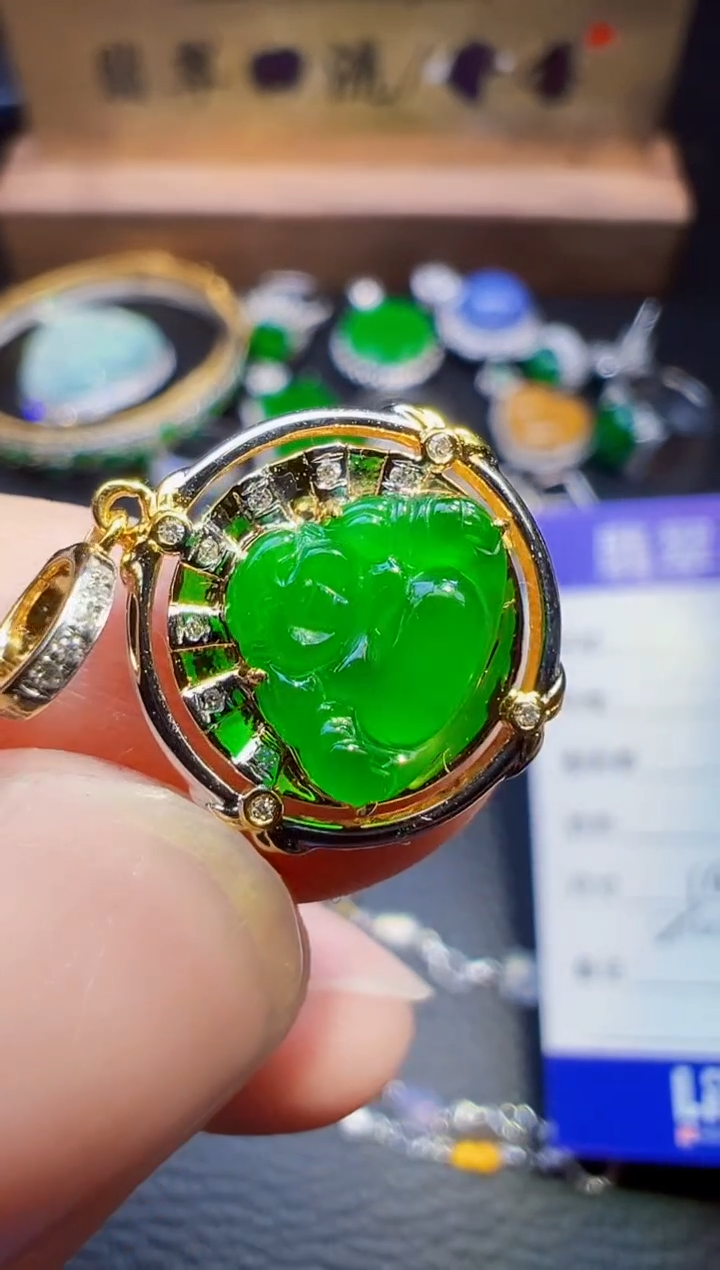 颈饰18K金镶嵌翡翠知*知翡翠