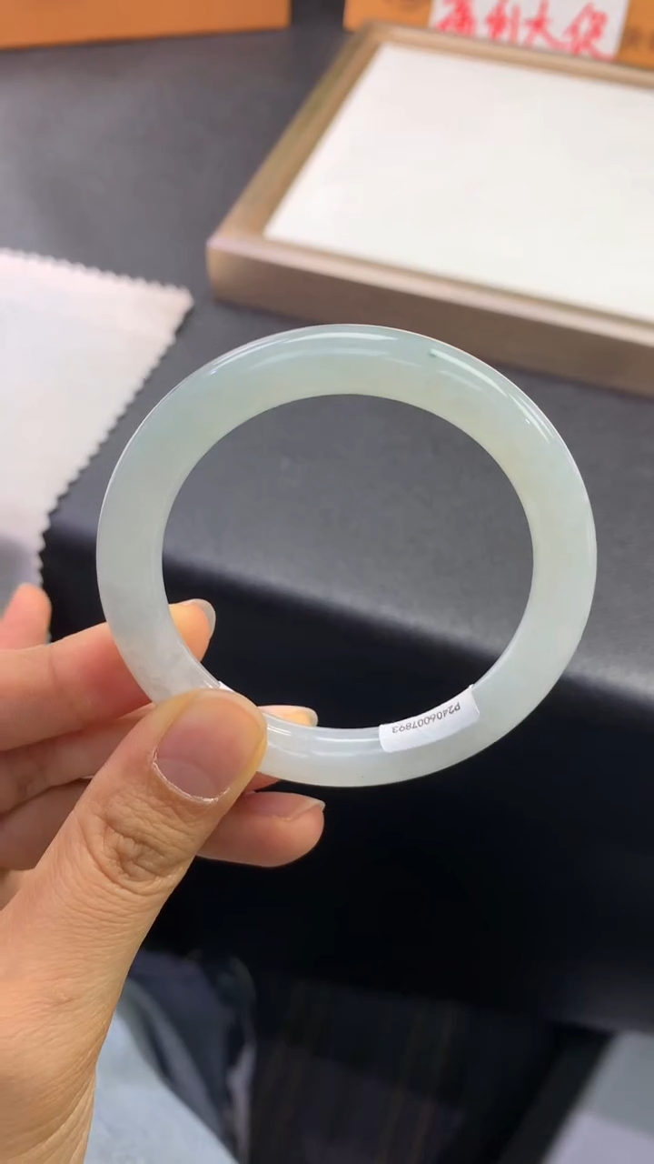 未镶嵌手镯翡翠退货需手镯吊牌标签完好 52圆条