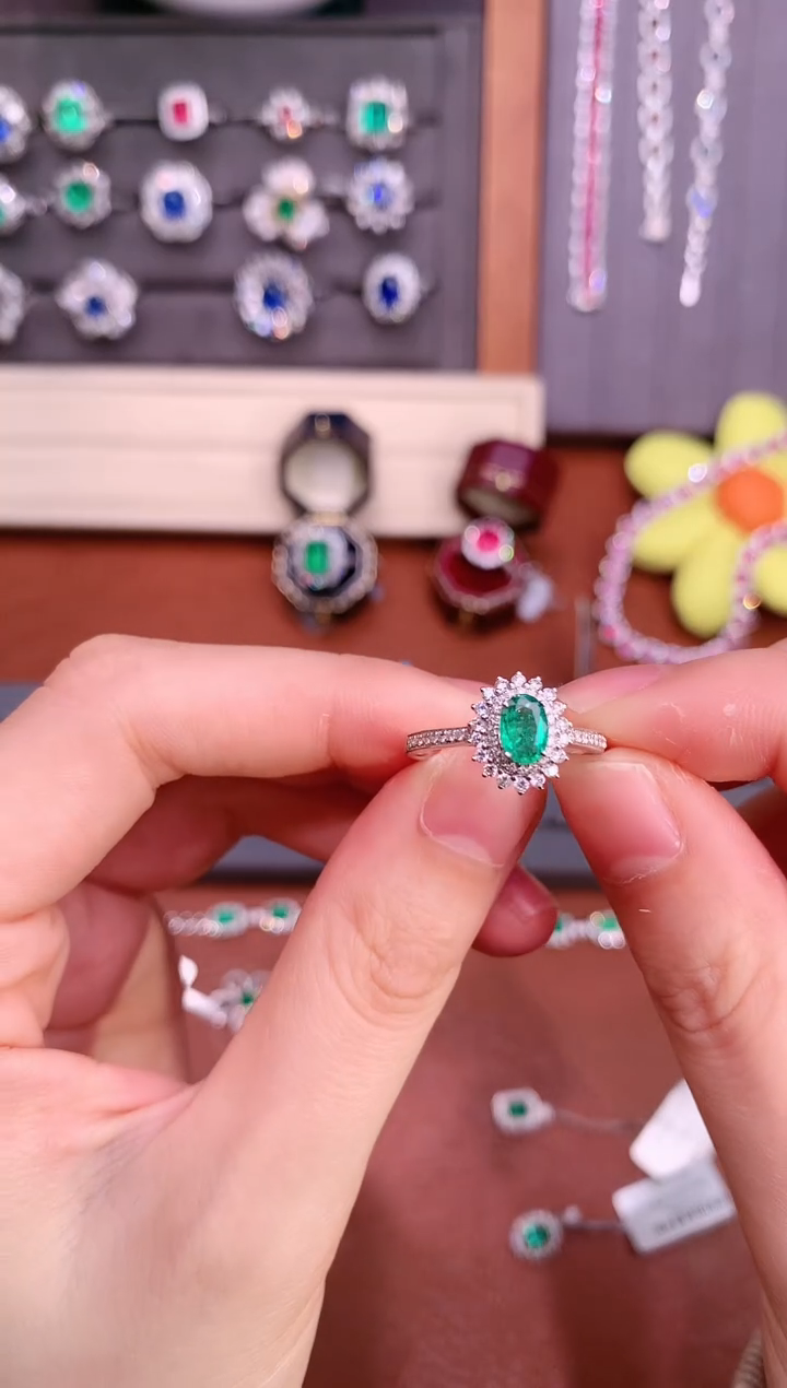 【闪购商品】祖母绿戒指18K金镶嵌0.5CT