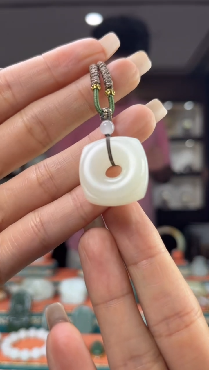 颈饰未镶嵌和田玉佩佩