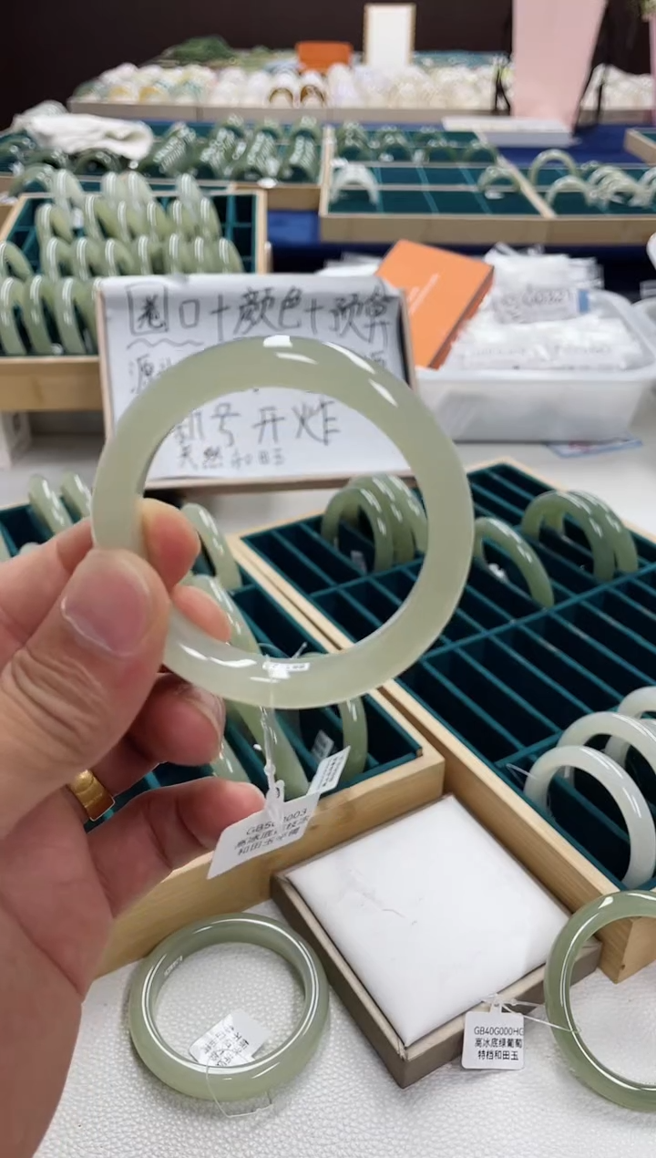 和田玉手镯未镶嵌小**儿和田玉手镯 