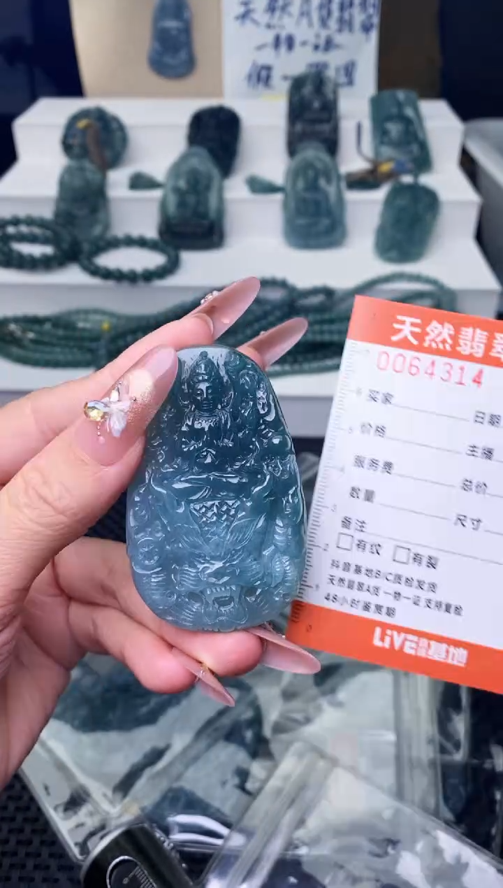 翡翠未镶嵌颈饰··········