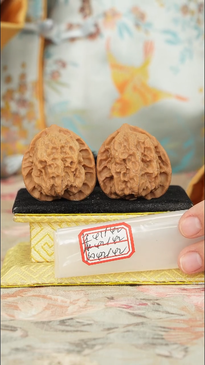 【闪购商品】文玩核桃把件梨木台