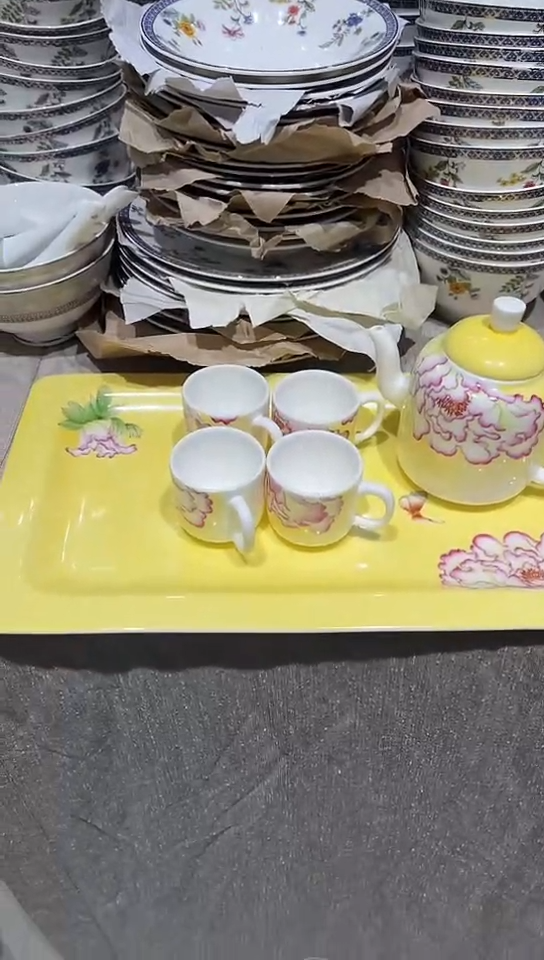 瓷手绘壶1个+杯子4个+1茶盘