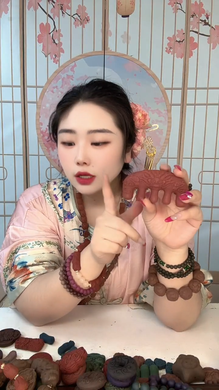 泥塑含麝香梳子1个