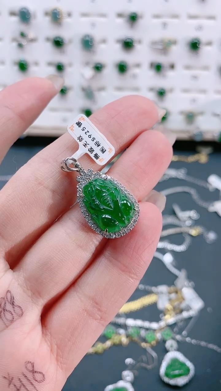 【闪购商品】翡翠颈饰18K金镶嵌天然翡翠