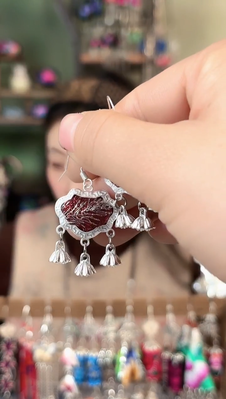 M***。彩云南阁非遗老绣苗银饰品288