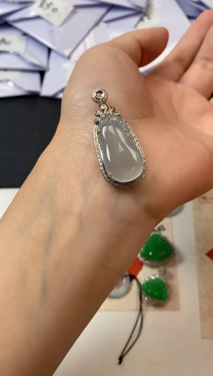 【闪购商品】翡翠吊坠(不含链)18K金镶嵌翡翠吊坠