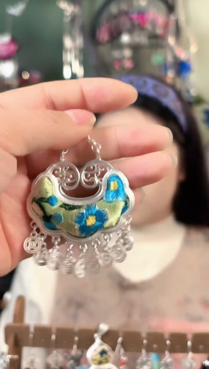 彩云南阁非遗老绣饰品697*