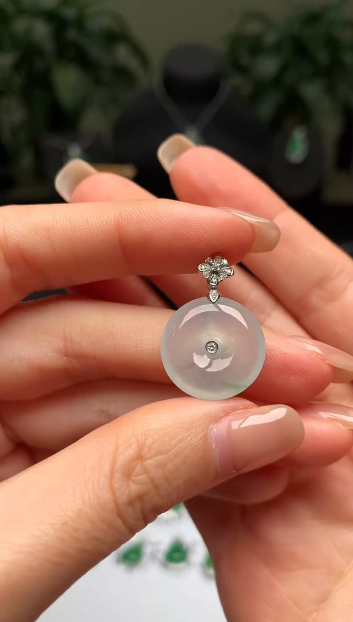 颈饰18K金镶嵌翡翠平安扣