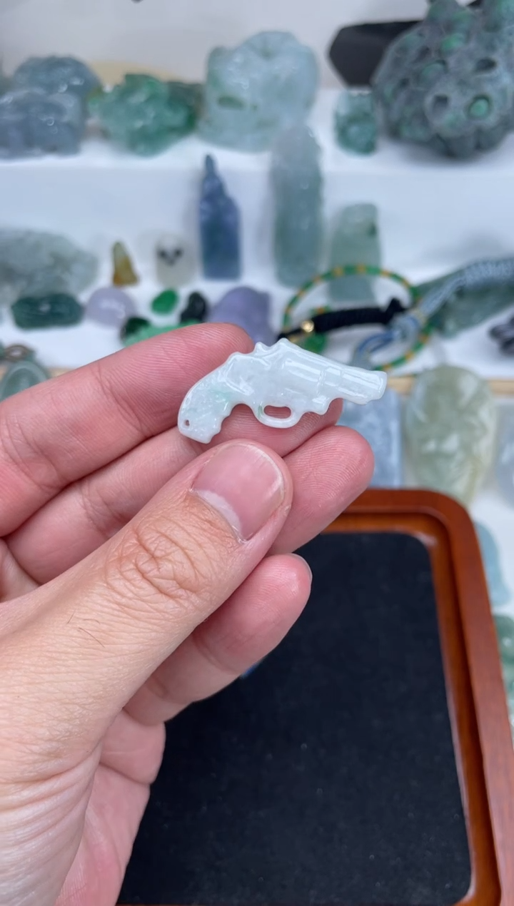 【闪购商品】翡翠颈饰未镶嵌biubiubiu