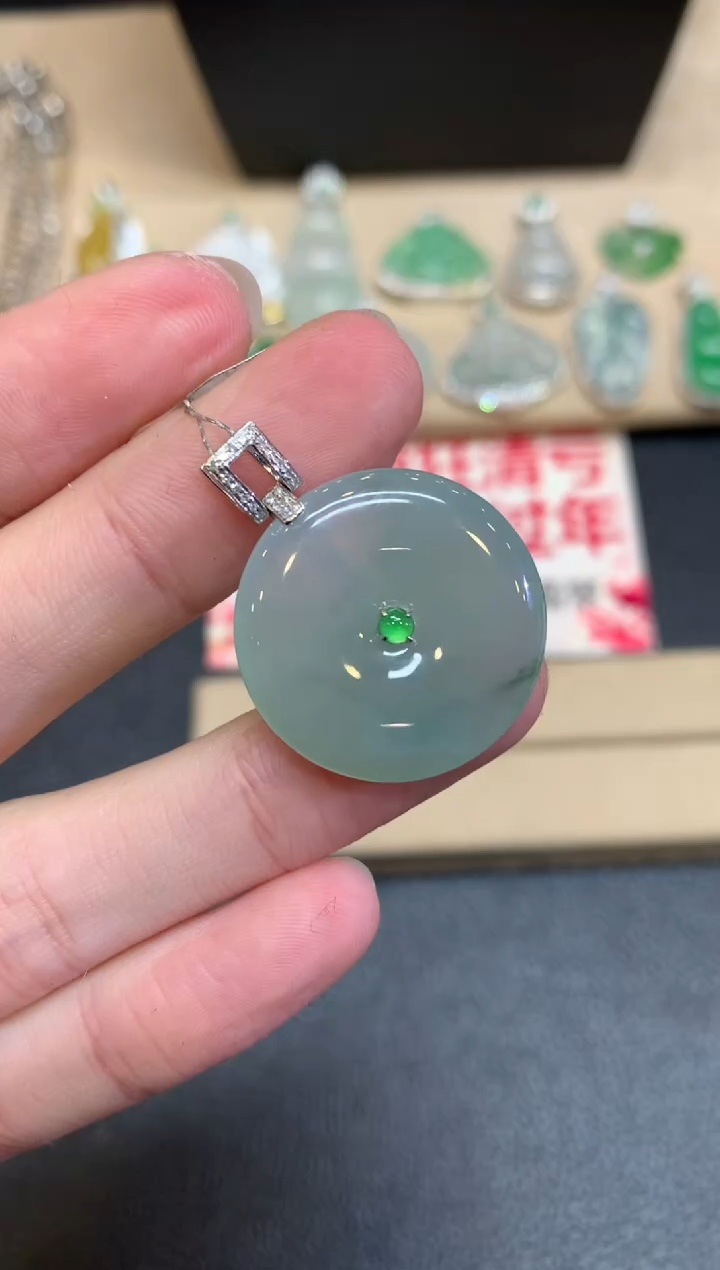 【闪购商品】翡翠颈饰18K金镶嵌平安扣【无服务费】